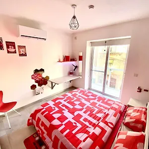 Private En-suite With Balcony In Shared Alloggio in famiglia
